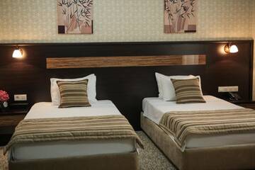 Просторный двухместный номер с 2 отдельными кроватями в Отеле Onyx Hotel Bishkek